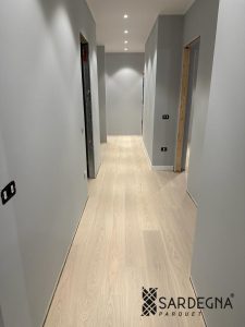 Posa incollata di parquet prefinito in frassino sbiancato
