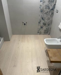 Posa incollata di parquet prefinito in frassino sbiancato