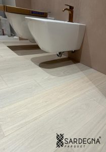 Posa incollata di parquet prefinito in frassino sbiancato