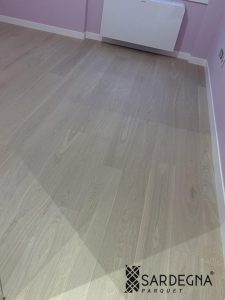 Posa incollata di parquet prefinito in frassino sbiancato