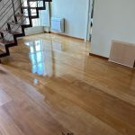 Applicazione dell'olio di manutenzione in corso d'opera.