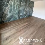 Posa incollata di parquet prefinito in rovere tinto grigio, scelta rustica