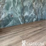 Posa incollata di parquet prefinito in rovere tinto grigio, scelta rustica